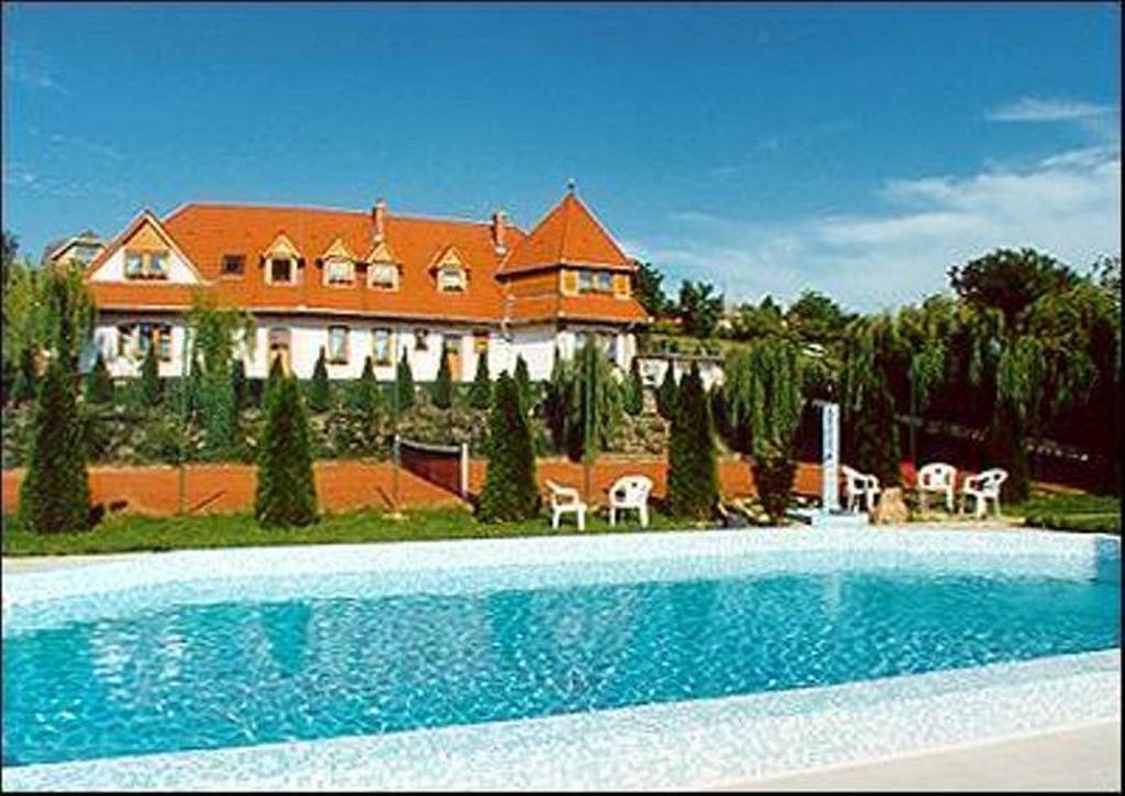Palatinus Apartmanok Кестхей Экстерьер фото